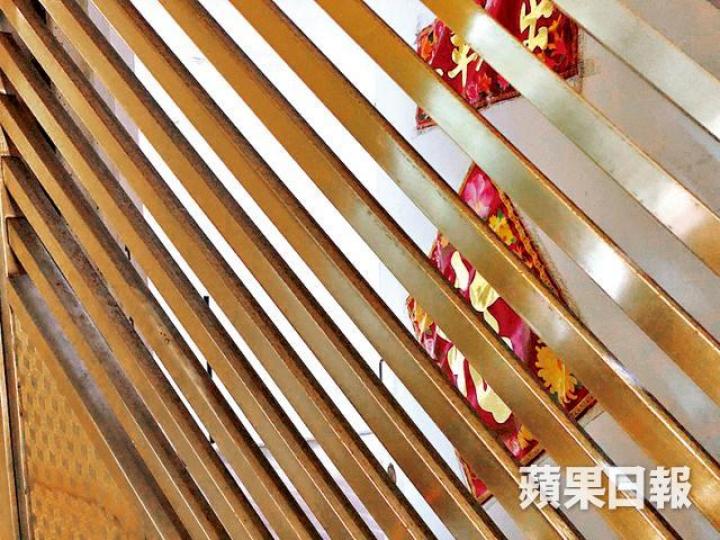 ■記者到訪景林邨自製公屋王單位,住客屬短租客。■景林邨 ■記者到訪景林邨自製公屋王單位,住客屬短租客。■景林邨