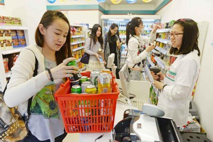 ■面對貿易戰,中央應會推動內銷、鼓勵全民多消費,因此內銷股可憧憬。資料圖片 ■面對貿易戰,中央應會推動內銷、鼓勵全民多消費,因此內銷股可憧憬。資料圖片