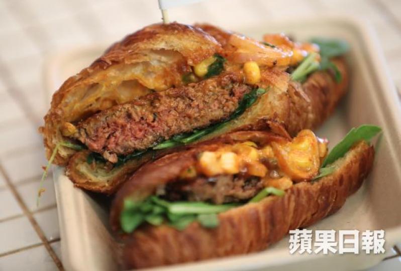 ■Impossible Burger人造肉酷似一般牛肉,亦有紅色肉汁流出。何柏佳攝 ■Impossible Burger人造肉酷似一般牛肉,亦有紅色肉汁流出。何柏佳攝