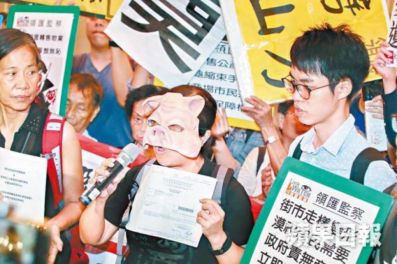 ■有股東戴上豬頭面具於股東會內抗議。晉平安攝 ■有股東戴上豬頭面具於股東會內抗議。晉平安攝