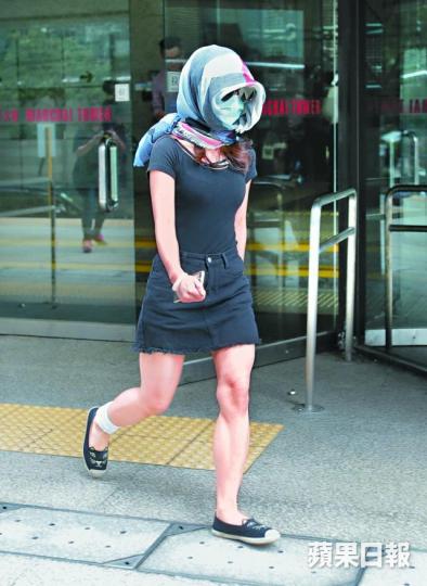 ■被告游祖怡散庭後,將頭部「包到冚」離去。黃耀興攝 ■被告游祖怡散庭後,將頭部「包到冚」離去。黃耀興攝