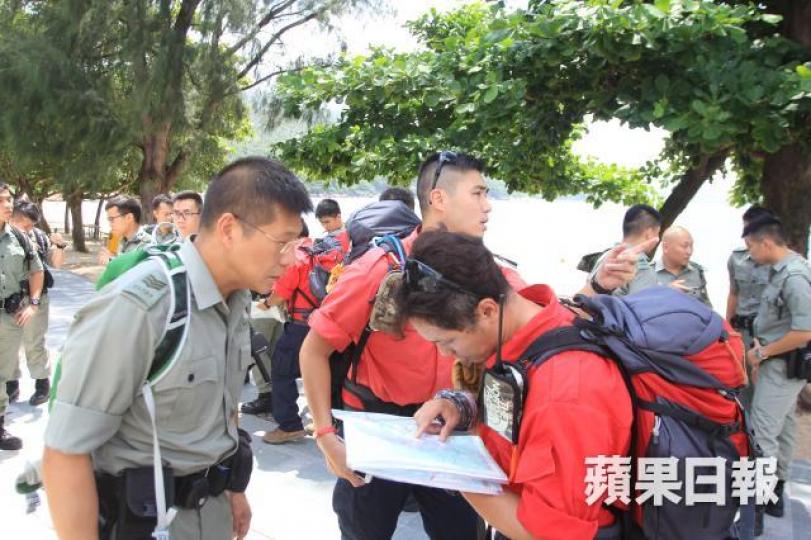 ■警方機動部隊人員、民安隊及消防員昨昨繼續搜索失蹤男子鍾旭華。 ■警方機動部隊人員、民安隊及消防員昨昨繼續搜索失蹤男子鍾旭華。