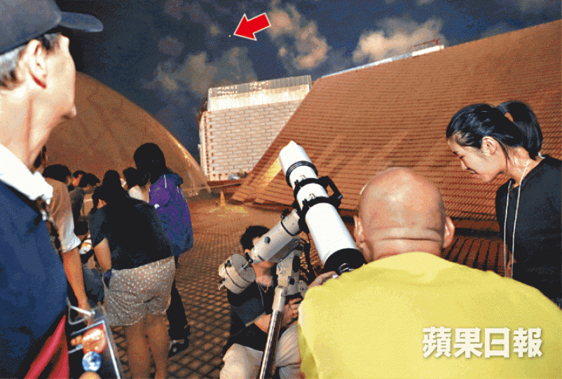■太空館昨晚起一連五晚舉辦觀測活動,提供高放大率天文望遠鏡讓市民欣賞火星(箭嘴示)表面地貌。 ■太空館昨晚起一連五晚舉辦觀測活動,提供高放大率天文望遠鏡讓市民欣賞火星(箭嘴示)表面地貌。