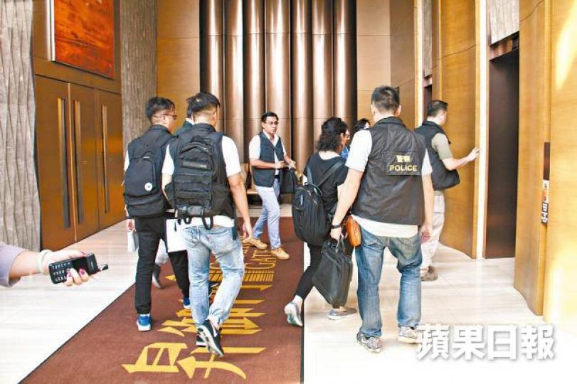 ■大批警員在發生雙屍案的昇御門調查。 ■大批警員在發生雙屍案的昇御門調查。