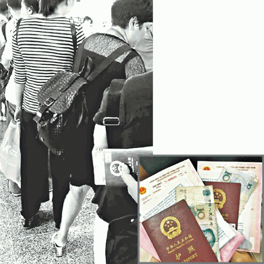 ■中國遊客到越南過境時被索小費。 ■中國遊客到越南過境時被索小費。