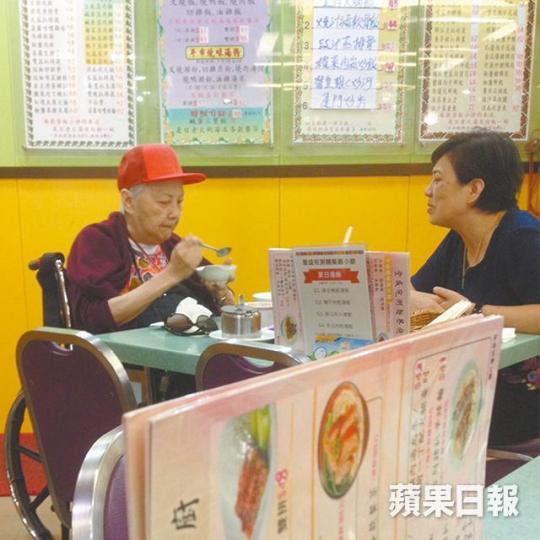 ■夏萍(左)早前與朋友食飯,雖坐着輪椅,但見她可以自己使用餐具進食,與友人聊天,甚為精靈。讀者提供圖片■現居老人院的夏萍,臉頰飽滿,精神不俗。讀者提供圖片■夏萍在05年獲萬千光輝演藝大獎,表揚她多年來的成就。資料圖片■夏萍15年在家中跌倒需要住院治療,好友梁健平(右)當時接她出院。資料圖片■夏萍(右)50年代開始演出多部粵語長片,曾與張瑛、黃曼梨合演《慈母心》。劇照 ■夏萍(左)早前與朋友食飯,雖坐着輪椅,但見她可以自己使用餐具進食,與友人聊天,甚為精靈。讀者提供圖片■現居老人院的夏萍,臉頰飽滿,精神不俗。讀者提供圖片■夏萍在05年獲萬千光輝演藝大獎,表揚她多年來的成就。資料圖片■夏萍15年在家中跌倒需要住院治療,好友梁健平(右)當時接她出院。資料圖片■夏萍(右)50年代開始演出多部粵語長片,曾與張瑛、黃曼梨合演《慈母心》。劇照