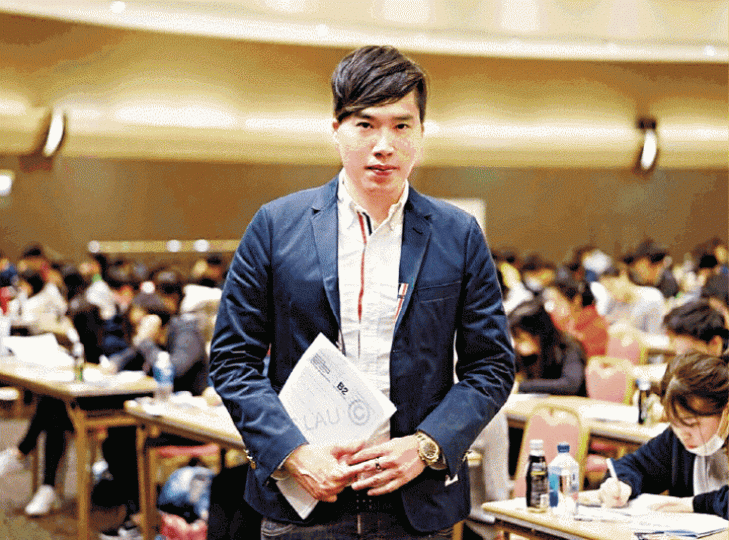 ■劉冠華案發時任職現代教育英文科導師。互聯網■中文科補習天王蕭源及其曾擔任文憑試中文科監考員的妻子蔡怡,早前被廉政公署控以串謀有不誠實意圖取用電腦罪。互聯網■現代教育補習名師Kris Lau案發當日在facebook貼文,詳談「改卷心得」,撰文者自稱是「無間道」及考評局的改卷員。互聯網 ■劉冠華案發時任職現代教育英文科導師。互聯網■中文科補習天王蕭源及其曾擔任文憑試中文科監考員的妻子蔡怡,早前被廉政公署控以串謀有不誠實意圖取用電腦罪。互聯網■現代教育補習名師Kris Lau案發當日在facebook貼文,詳談「改卷心得」,撰文者自稱是「無間道」及考評局的改卷員。互聯網