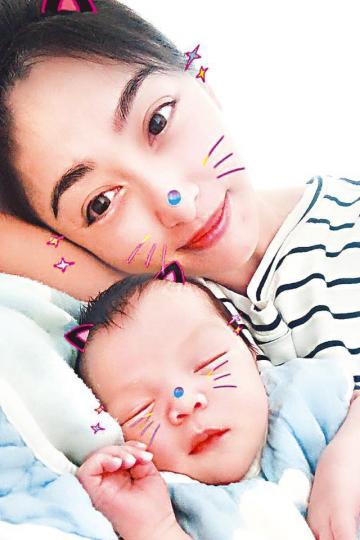 ■李子雄囝囝乳名叫「糖豆」,老婆王雅琦攬住糖豆母子合照超溫馨。■早前ViuTV請咗李子雄等明星足球隊成員做節目,搞到李子雄被曾志偉踢爆再做老竇。微博圖片 ■李子雄囝囝乳名叫「糖豆」,老婆王雅琦攬住糖豆母子合照超溫馨。■早前ViuTV請咗李子雄等明星足球隊成員做節目,搞到李子雄被曾志偉踢爆再做老竇。微博圖片