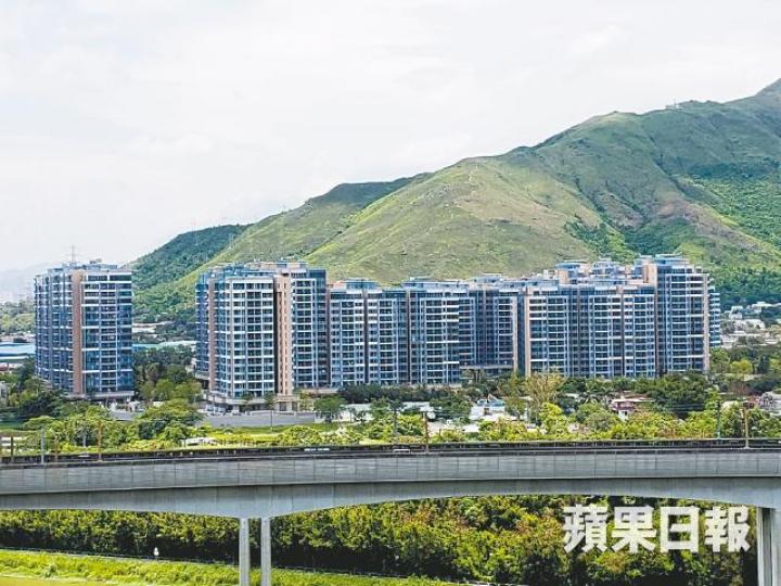 ■PARK YOHO一共分開了6次推盤。■新地雷霆(左)形容是次開價為「火速行動價」。何耀勤攝 ■PARK YOHO一共分開了6次推盤。■新地雷霆(左)形容是次開價為「火速行動價」。何耀勤攝