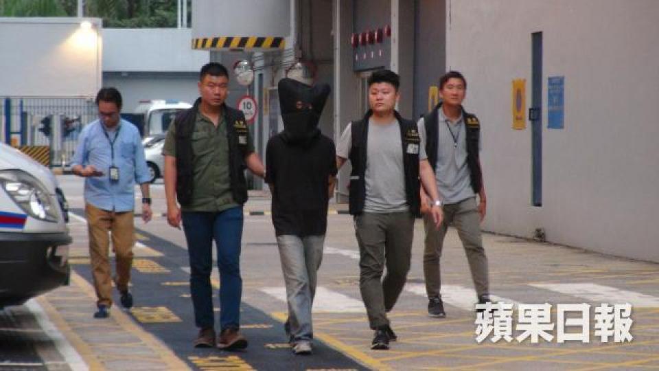 ■疑犯昨被探員蒙頭帶署調查。姜偉康攝 ■疑犯昨被探員蒙頭帶署調查。姜偉康攝
