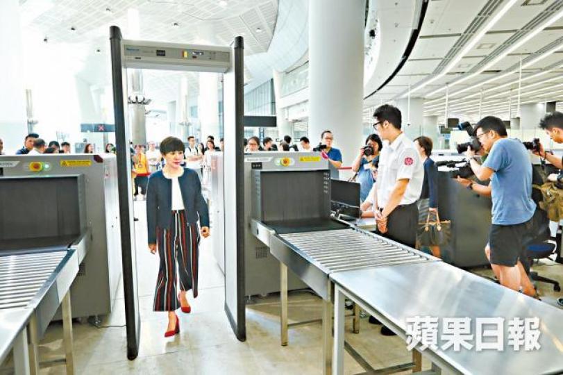 ■港鐵指高鐵西九龍站安檢程序與機場相若。■港鐵展示高鐵制服,以海軍藍為主。何柏佳攝 ■港鐵指高鐵西九龍站安檢程序與機場相若。■港鐵展示高鐵制服,以海軍藍為主。何柏佳攝