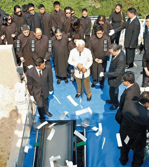 ■蔡伯勵為亡友霍英東在柴灣墳場揀選墓穴;於2006年11月出席其葬禮。資料圖片■蔡伯勵被視為李嘉誠的御用風水師。■前港督彭定康早年曾與蔡伯勵合照。 ■蔡伯勵為亡友霍英東在柴灣墳場揀選墓穴;於2006年11月出席其葬禮。資料圖片■蔡伯勵被視為李嘉誠的御用風水師。■前港督彭定康早年曾與蔡伯勵合照。