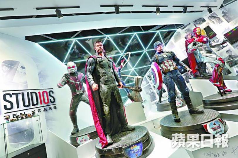 ■今年動漫節適逢Marvel十周年,會場內展出各超級英雄人偶。何頴賢攝■有參展商藉老香港人文風景,設計出多款精美的鐵皮公仔。彭志行攝 ■今年動漫節適逢Marvel十周年,會場內展出各超級英雄人偶。何頴賢攝■有參展商藉老香港人文風景,設計出多款精美的鐵皮公仔。彭志行攝