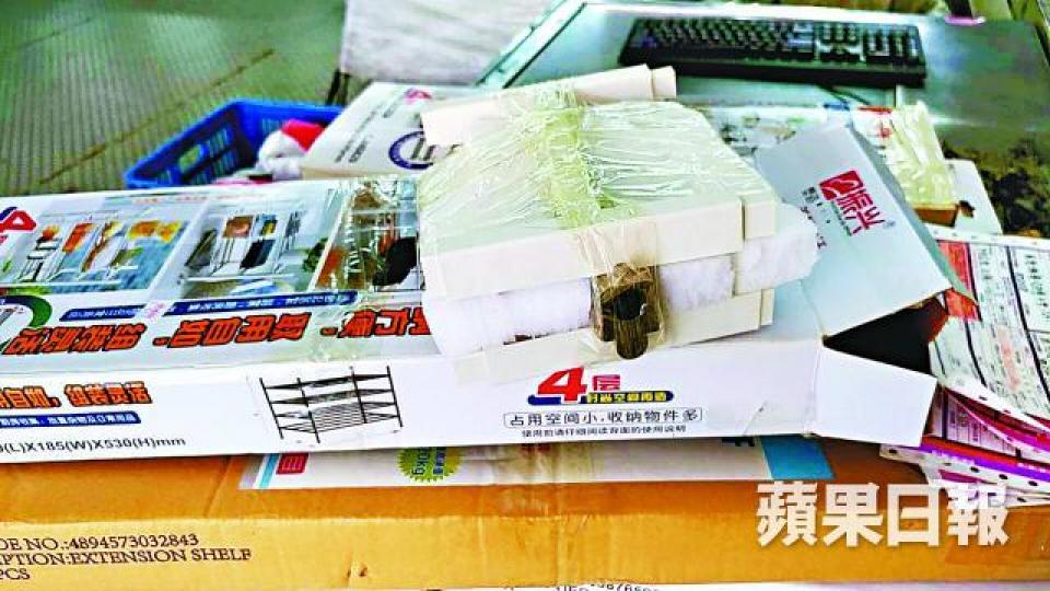 ■可疑包裹露出部份零件。 ■可疑包裹露出部份零件。