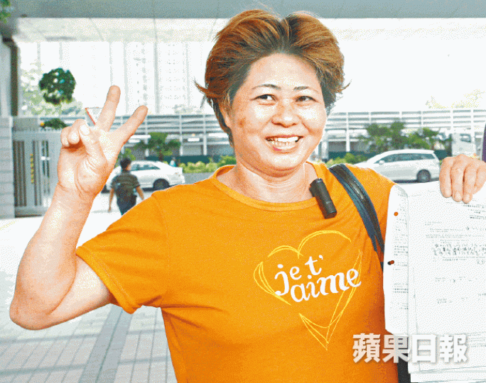 ■申索人植細美在庭外舉起勝利手勢,對判決感高興。李潤芳攝 ■申索人植細美在庭外舉起勝利手勢,對判決感高興。李潤芳攝