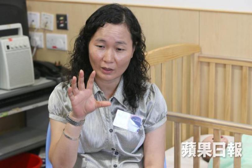 ■資深陪月員張來玉表示,BB有時飲奶後未落隔,所以要掃風,在背脊順時針打圈都有幫助。 ■資深陪月員張來玉表示,BB有時飲奶後未落隔,所以要掃風,在背脊順時針打圈都有幫助。