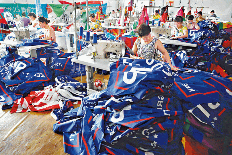■安徽一工廠接定單製作特朗普2020年競逐連任宣傳橫額。 路透社 ■安徽一工廠接定單製作特朗普2020年競逐連任宣傳橫額。 路透社