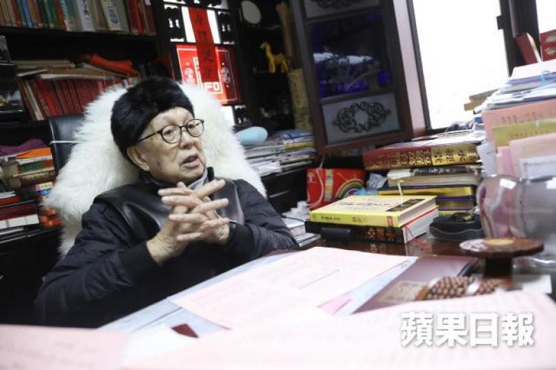 ■蔡伯勵今年初受訪時穿上皮褸及冷帽講解流年運程。 ■蔡伯勵今年初受訪時穿上皮褸及冷帽講解流年運程。