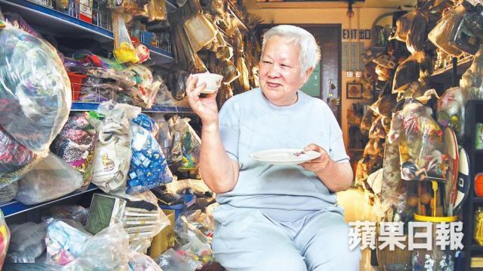 ■Annie年輕時便懂得欣賞舊物的美,開設夜冷店望為舊物尋找新主人。麥超億攝■上世紀四十年代,大哥(右)於中環威靈頓街開設舊物店,Annie(右二)幫忙執貨。■西城秀樹黑膠碟,只售50元。■80年歷史的掛鐘,上發條後仍運作如常。■百年歷史的熨斗,須先用炭火加熱。■Annie丈夫祖業丁壽堂已結業,招牌掛於Annie夜冷店。 ■Annie年輕時便懂得欣賞舊物的美,開設夜冷店望為舊物尋找新主人。麥超億攝■上世紀四十年代,大哥(右)於中環威靈頓街開設舊物店,Annie(右二)幫忙執貨。■西城秀樹黑膠碟,只售50元。■80年歷史的掛鐘,上發條後仍運作如常。■百年歷史的熨斗,須先用炭火加熱。■Annie丈夫祖業丁壽堂已結業,招牌掛於Annie夜冷店。