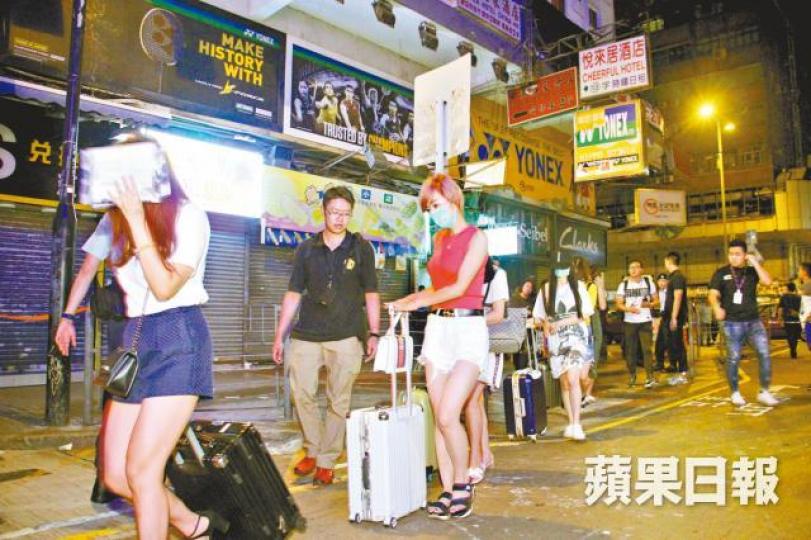■警方在有「鳳樓大廈」之稱的建興大廈拘捕多名妓女。唐家輝攝■有網民在fb直播警方掃黃行動,吸引逾八千人觀看。互聯網 ■警方在有「鳳樓大廈」之稱的建興大廈拘捕多名妓女。唐家輝攝■有網民在fb直播警方掃黃行動,吸引逾八千人觀看。互聯網