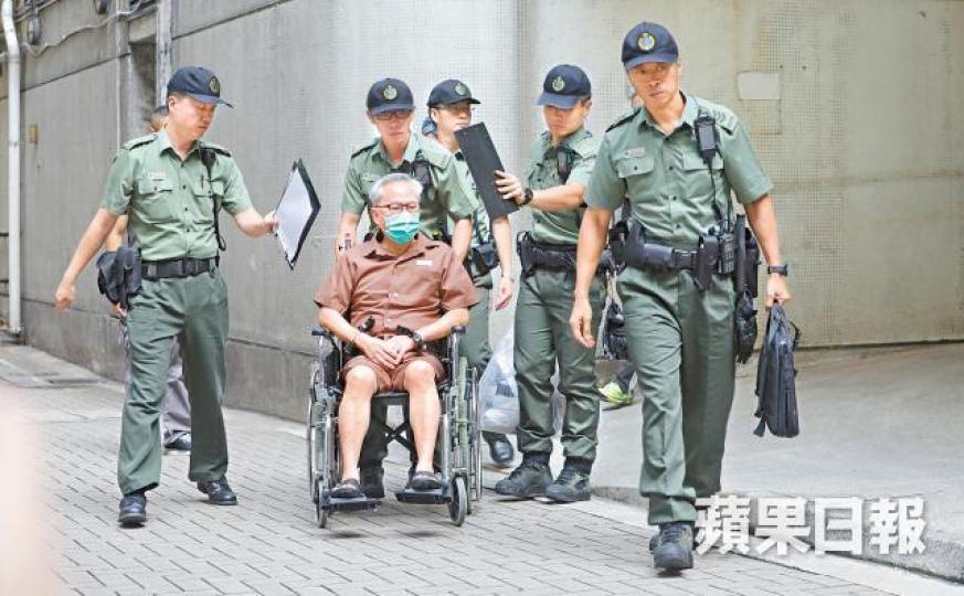■曾蔭權昨出院,由懲教職員押往赤柱監獄服刑。王心義攝 ■曾蔭權昨出院,由懲教職員押往赤柱監獄服刑。王心義攝