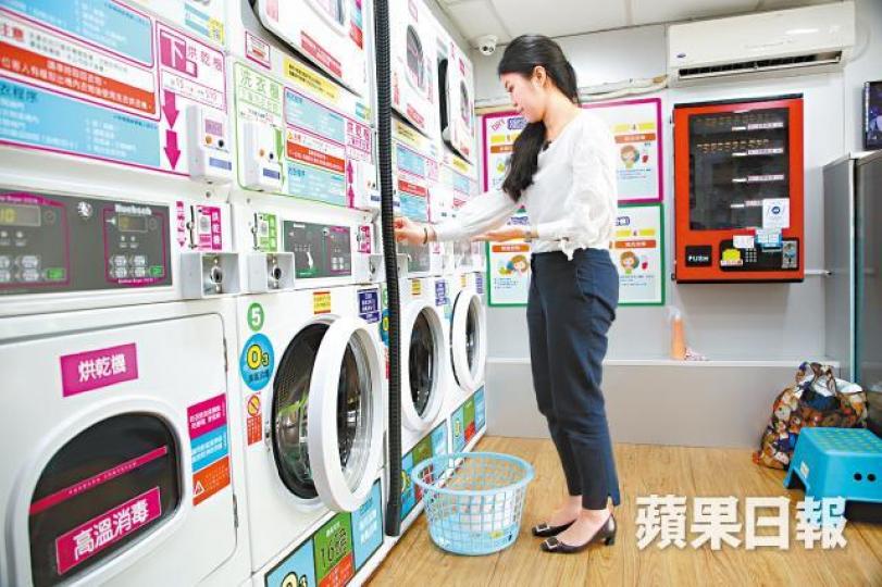 ■Chloe會將自己的衣服拿到自助洗衣店洗滌，並將真實體驗與客人分享。晉平安攝