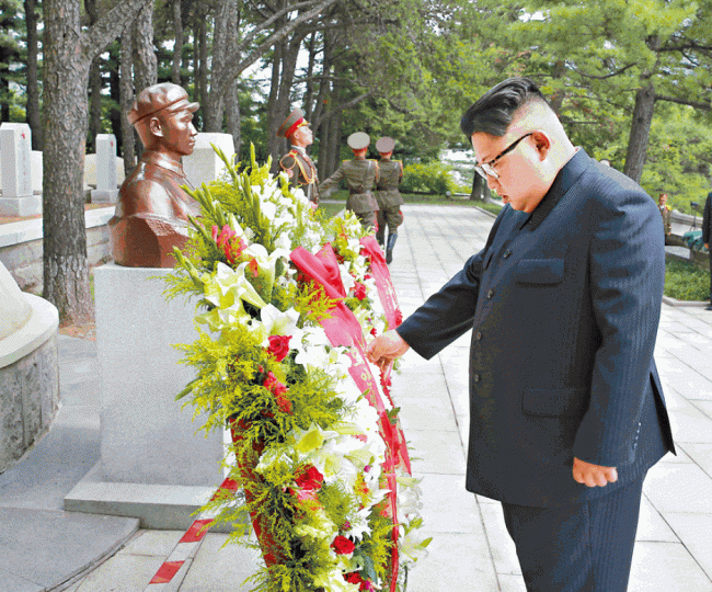 ■金正恩到中國人民志願軍烈士陵園獻花圈。 ■金正恩到中國人民志願軍烈士陵園獻花圈。