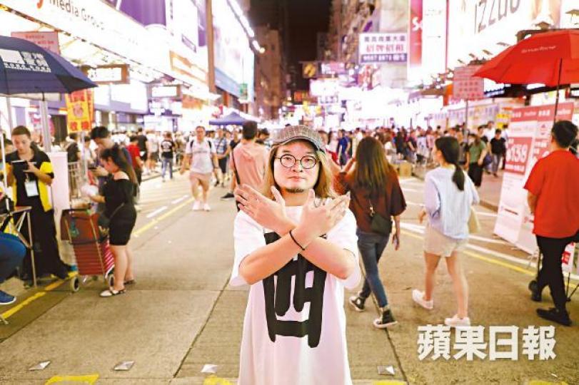 ■好戲量藝術總監楊秉基反對旺角殺街。夏家朗攝■菜街曾是無數追夢者的舞台,容下不同表演團體和人士。王心義攝■菜街曾是無數追夢者的舞台,容下不同表演團體和人士。何家達攝■設立18年的旺角行人專用區明日將壽終正寢。夏家朗攝【2003年】■好戲量曾以街頭話劇在旺角打響名堂。 ■好戲量藝術總監楊秉基反對旺角殺街。夏家朗攝■菜街曾是無數追夢者的舞台,容下不同表演團體和人士。王心義攝■菜街曾是無數追夢者的舞台,容下不同表演團體和人士。何家達攝■設立18年的旺角行人專用區明日將壽終正寢。夏家朗攝【2003年】■好戲量曾以街頭話劇在旺角打響名堂。