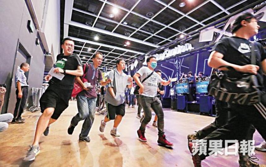 ■動漫節開幕,市民一進場即奔向攤位搶購心頭好。何頴賢攝■Cosplayer悉心打扮,在場大派心心。■首三號籌男士排隊兩日,成功獲贈免費手機。 ■動漫節開幕,市民一進場即奔向攤位搶購心頭好。何頴賢攝■Cosplayer悉心打扮,在場大派心心。■首三號籌男士排隊兩日,成功獲贈免費手機。