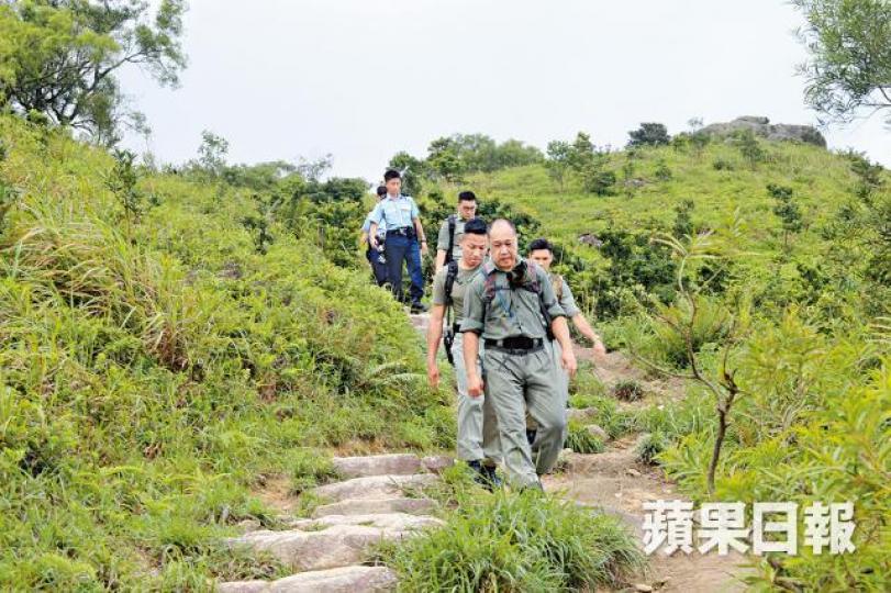 ■警方機動部隊聯同消防及民安隊參與搜救行動。梁瑞帆攝 ■警方機動部隊聯同消防及民安隊參與搜救行動。梁瑞帆攝