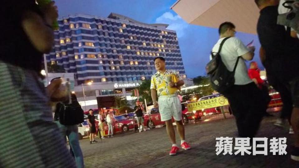 ■內地劏牛黨頭目鳥叔直言顧客以內地客人為主,並指香港人喜歡講價。 ■內地劏牛黨頭目鳥叔直言顧客以內地客人為主,並指香港人喜歡講價。