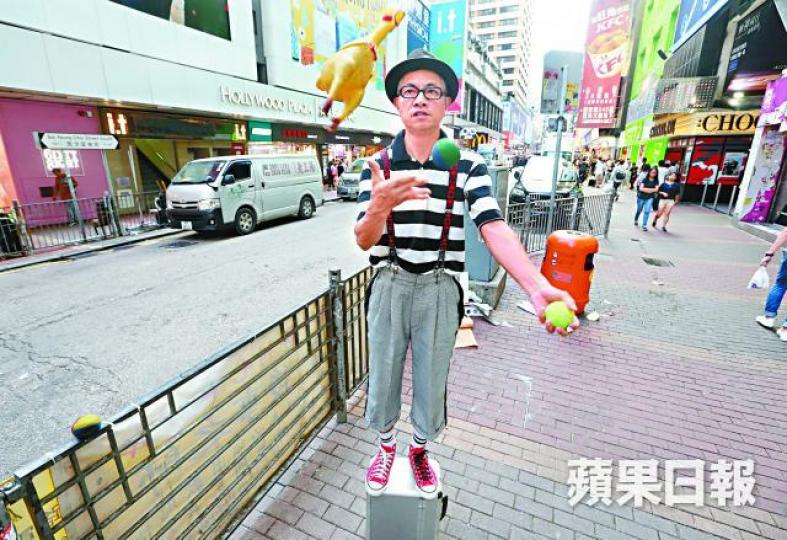 ■蘇春就重返暌違8年的菜街,憤慨指「一刀切係嚴重打擊同侮辱街頭藝人」。王子俊攝【2006年】■因在菜街表演「吞火」,蘇春就曾遭警方票控。 ■蘇春就重返暌違8年的菜街,憤慨指「一刀切係嚴重打擊同侮辱街頭藝人」。王子俊攝【2006年】■因在菜街表演「吞火」,蘇春就曾遭警方票控。