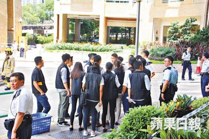 ■大批警員昨到現場調查。 ■大批警員昨到現場調查。