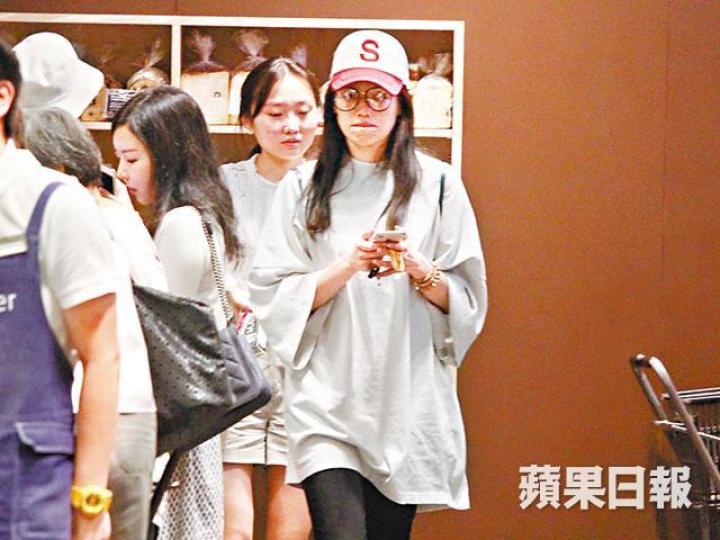 ■舒淇昨午在中環行超市，其後撇低女友人離開。■張智霖陪老婆袁詠儀行名店。