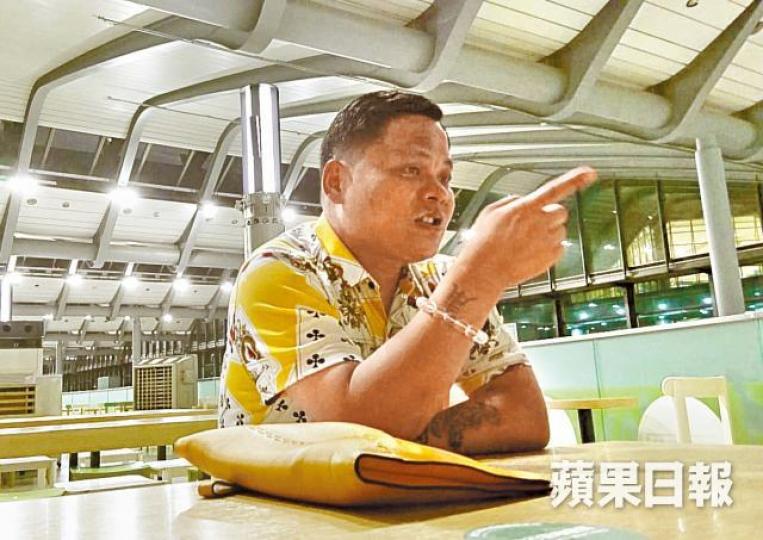 ■記者佯作有門票出售,劏牛黨主腦鳥叔揚言:「我甚麼票都要!」■來自廣州的劏牛黨成員興哥(左)曾在開場後未賣出門票,最後自己入場亦不願減價賣票。■有人在紅磡火車站向穿黑衣的劏牛黨放售門票。■來自內地的賀小姐(左)及唐小姐(右)表示:「因為網上搶唔到票,後尾惟有買黃牛,用900蚊買480蚊嘅票,擔心唔睇嘅話以後就冇得睇。」■除了熟客,劏牛黨亦會在紅館附近兜售門票。■劏牛黨一般會手持一叠現金,在紅館附近買賣門票。■黃子華棟篤笑一票難求,吸引不少人買黃牛飛。 ■記者佯作有門票出售,劏牛黨主腦鳥叔揚言:「我甚麼票都要!」■來自廣州的劏牛黨成員興哥(左)曾在開場後未賣出門票,最後自己入場亦不願減價賣票。■有人在紅磡火車站向穿黑衣的劏牛黨放售門票。■來自內地的賀小姐(左)及唐小姐(右)表示:「因為網上搶唔到票,後尾惟有買黃牛,用900蚊買480蚊嘅票,擔心唔睇嘅話以後就冇得睇。」■除了熟客,劏牛黨亦會在紅館附近兜售門票。■劏牛黨一般會手持一叠現金,在紅館附近買賣門票。■黃子華棟篤笑一票難求,吸引不少人買黃牛飛。
