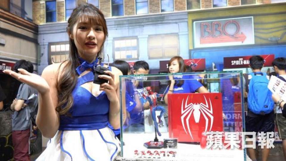 IG女神黃樂樂，今年亦有為PlayStation擔任game girl。樂樂率先試玩新game《Marvel's Spider-Man》。《Marvel's Spider-Man》是今年PlayStation的重點遊戲之一。來自台灣的羽晴，為大家介紹新版俄羅斯方塊。同樣來自台灣的PinQ，是第二年來港為PlayStation擔任game girl。今年不少手遊也有設置攤位推介，圖中男生則是剛試玩完一個VR手遊遊戲。黃樂樂。台灣模特兒陳葳，也是第二年港任Game girl。邱靜誼（PinQ）。Ho