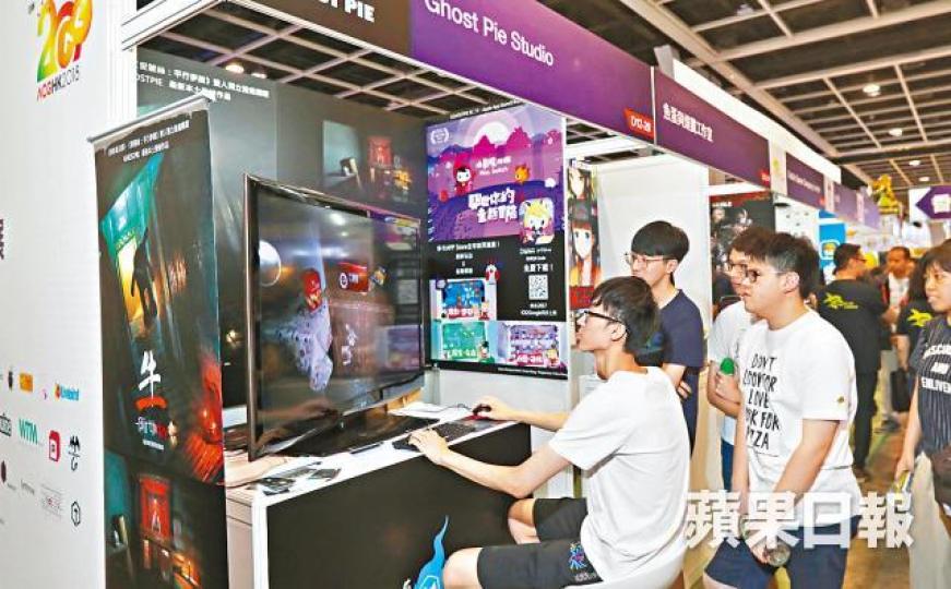 ■《牛一》設現場試玩,目標下年推出正式版。■動漫節昨踏入第二天,繼續吸引coser進場。夏家朗攝■性感的cosplay少女大受龍友歡迎。 ■《牛一》設現場試玩,目標下年推出正式版。■動漫節昨踏入第二天,繼續吸引coser進場。夏家朗攝■性感的cosplay少女大受龍友歡迎。
