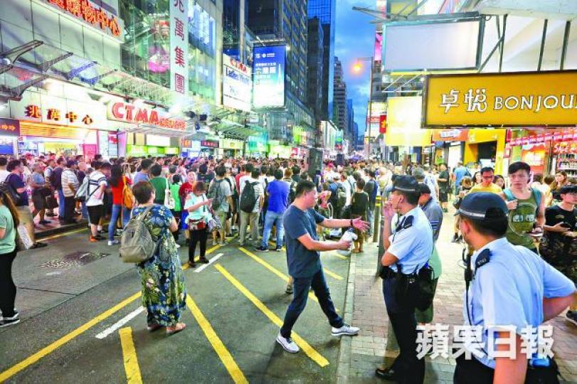 ■警員在街頭加強巡邏。 ■警員在街頭加強巡邏。