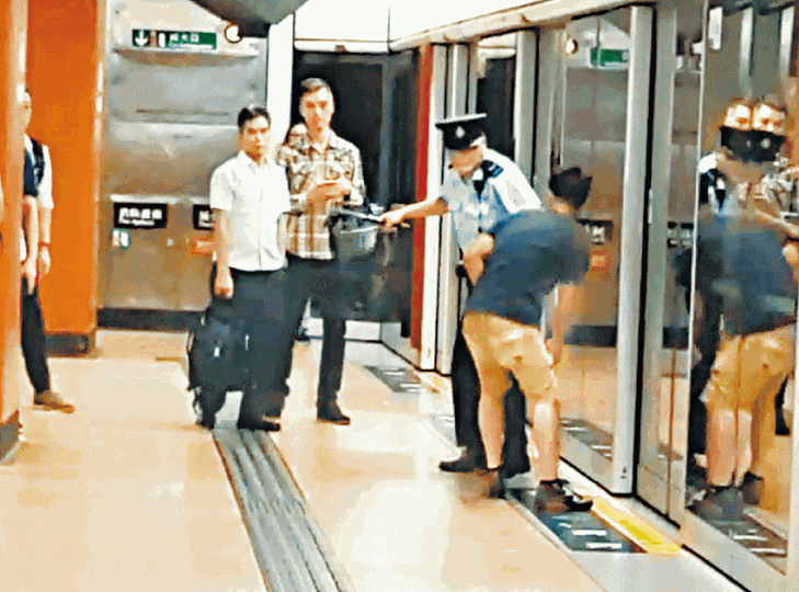 ■警員於旺角站揮棍驅趕襲警男子。讀者提供影片截圖