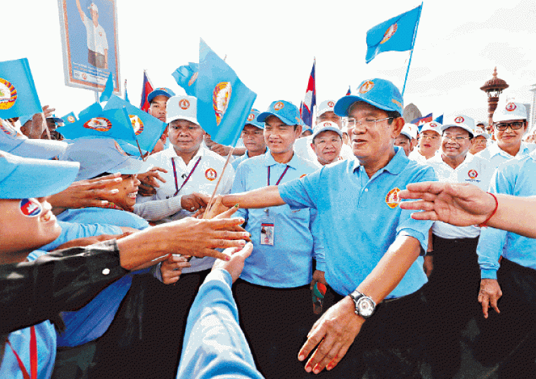■洪森前天在金邊出席執政人民黨最後一場競選集會。路透社 ■洪森前天在金邊出席執政人民黨最後一場競選集會。路透社