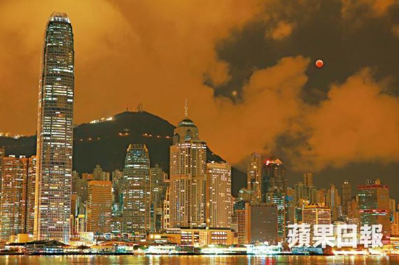 ■火星與血月相鄰,蔚為奇觀。何柏佳攝 ■火星與血月相鄰,蔚為奇觀。何柏佳攝
