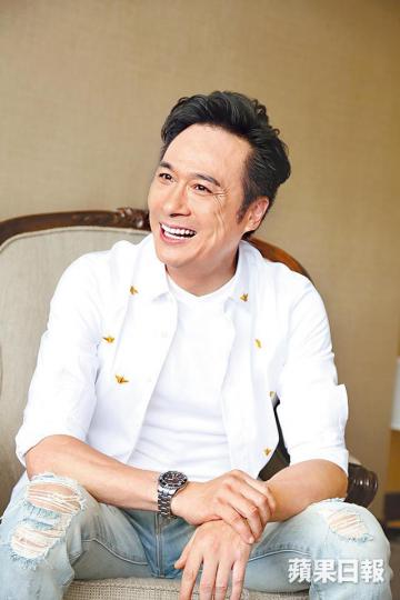 ■鎮宇希望港人坐埋同一條船，雖然可能來自不同階層，但同舟共濟，一齊撐下去。攝影：沈健程■導演陳詠燊（左）大讚鎮宇等演員非常專業。■《逆流大叔》是首部以扒龍舟作主題的電影，在拍攝技術上亦甚多難關。■周潤發演的《英雄本色》是香港最好的年代，但鎮宇表示不能一直再講從前。劇照■鎮宇看完《狂舞派》等熱血電影後，希望能拍一部中年勵志片。劇照
