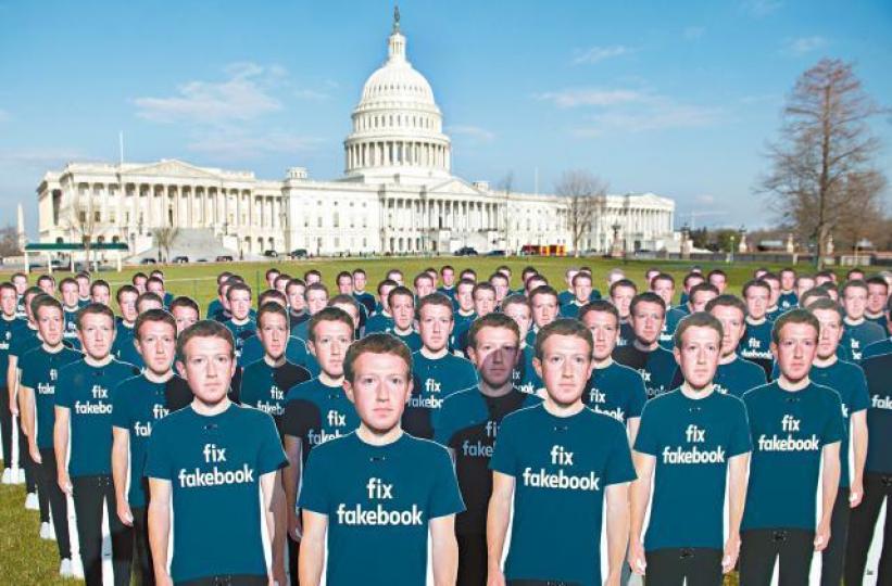 ■fb股價跌，朱克伯格成眾矢之的；圖為有示威者豎立教主紙牌抗議fb洩露資料。