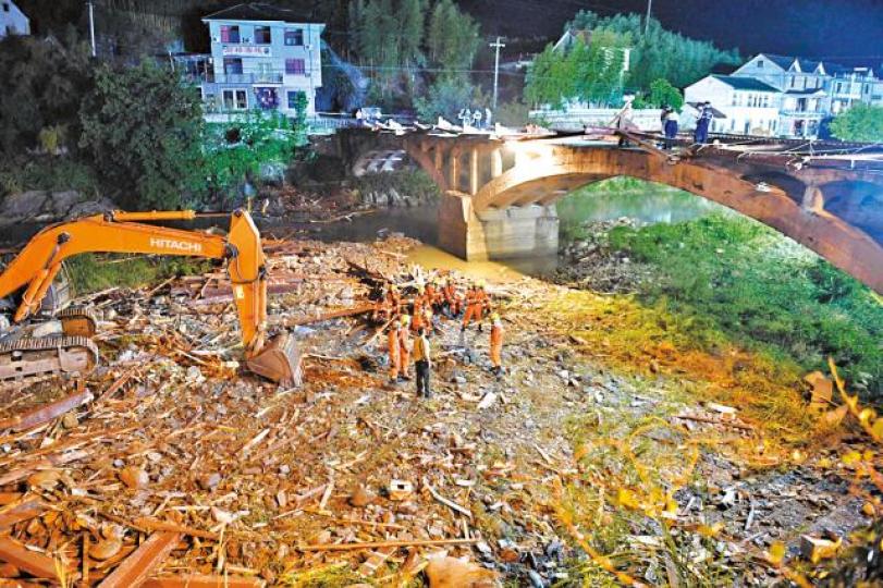 ■杭州市廊橋的橋頂不敵風雨，瞬間倒塌，釀成8死3傷。■廊橋原貌