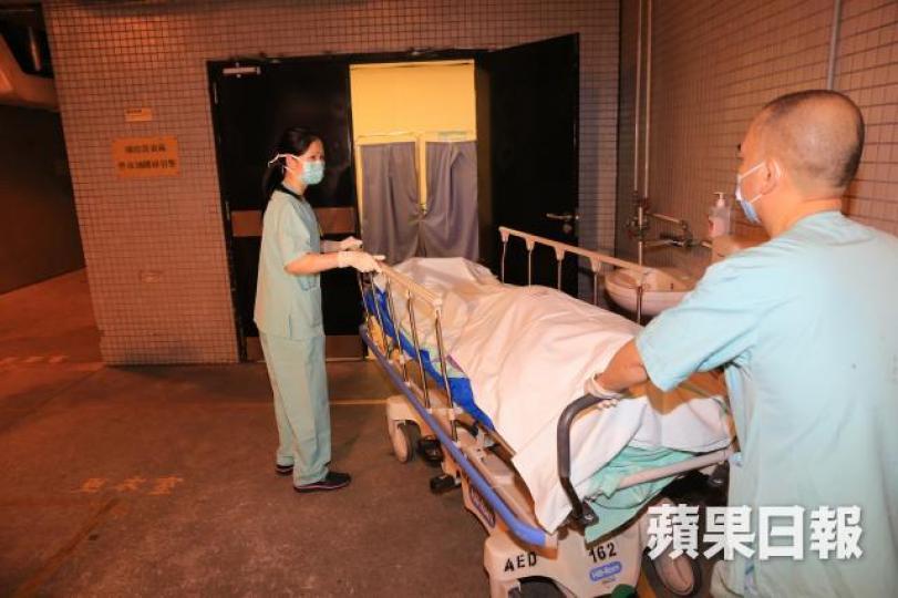 ■遇溺內地男送院搶救後不治,遺體移送殮房。梁瑞帆攝 ■遇溺內地男送院搶救後不治,遺體移送殮房。梁瑞帆攝