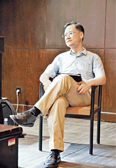 ■許章潤教授萬言諫書批中共，轟動海內外。