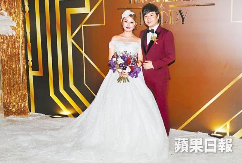 ■啤梨與太太Michelle昨晚擺酒，他感謝太太將人生交給他。【外父教晦】■啤梨細心聆聽外父（右）對他教導。【大玩瑜伽】■啤梨昨早接新娘時，要做高難度瑜伽動作。■黃翊昨日去到賀一對新人。■年底結婚的蕭潤邦（左）笑言來取經，希望屆時給未婚妻江若琳驚喜。