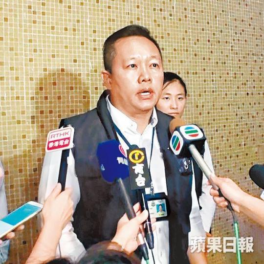 ■現職警司的徐鎮東上周五代表警方向傳媒交代縱火案案情。資料圖片■徐鎮東在90年以《情深緣淺》參加新秀，獲得冠軍。資料圖片■徐鎮東90年入樂壇時的樣子與現在分別不大，只是現在發福不少。資料圖片■徐鎮東曾在93年推出《流星的傳說》，惜之後變成一碟歌手。■（左起）湯寶如、連俊雄、趙少文、徐鎮東及陸家俊為90年新秀五強。電視圖片■湯寶如算是發展最好的90年新秀，去年11月曾開入行25周年紀念騷。資料圖片