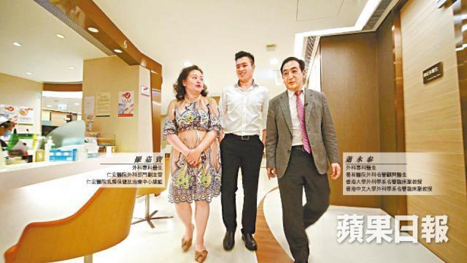 ■蕭永泰與羅嘉寶同為外科醫生,兒子Brian也是醫科生,不過目前還未確定選擇向哪個專科發展。■Brian在某年中學暑假曾跟着蕭永泰在醫院工作,他那時才發現做醫生極具挑戰性。■蕭永泰夫婦極重視家庭生活,一家三口有談不完的話,更用上款式相似印有全家福的電話套。■蕭醫生愛攝影,定時定候總會拍攝全家福。 ■蕭永泰與羅嘉寶同為外科醫生,兒子Brian也是醫科生,不過目前還未確定選擇向哪個專科發展。■Brian在某年中學暑假曾跟着蕭永泰在醫院工作,他那時才發現做醫生極具挑戰性。■蕭永泰夫婦極重視家庭生活,一家三口有談不完的話,更用上款式相似印有全家福的電話套。■蕭醫生愛攝影,定時定候總會拍攝全家福。