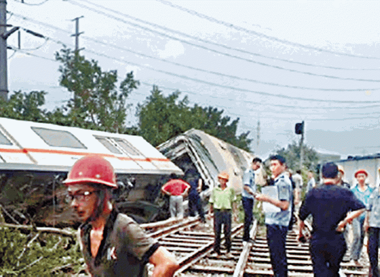 ■武漢測試中的列車出軌翻側。■工作人員檢查車廂內是否有人受困。